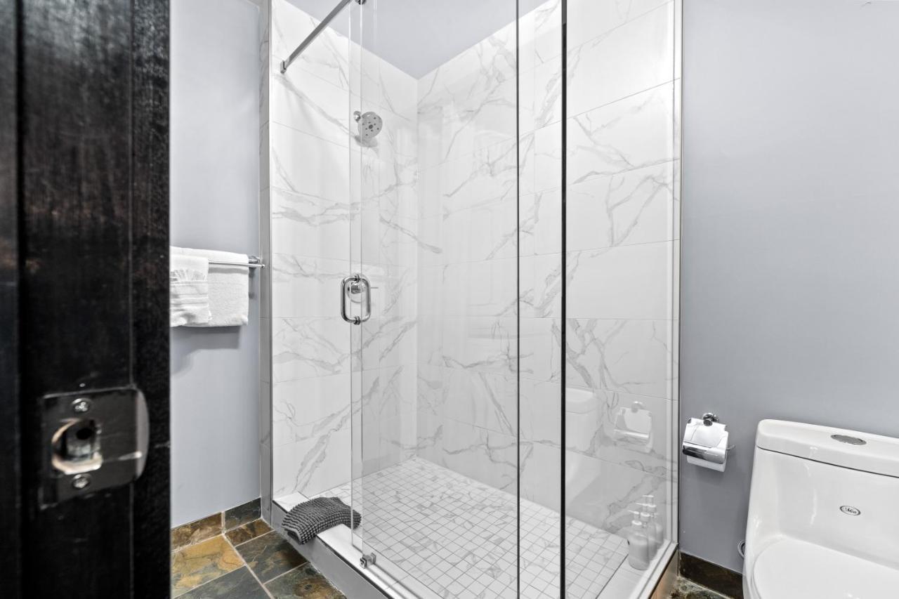 The Mountaineer By Instantsuites Pool & Hottub Canmore Esterno foto