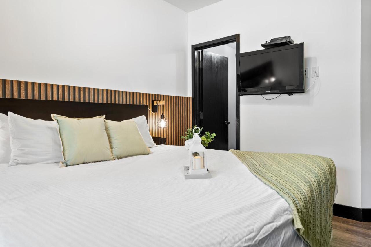 The Mountaineer By Instantsuites Pool & Hottub Canmore Esterno foto