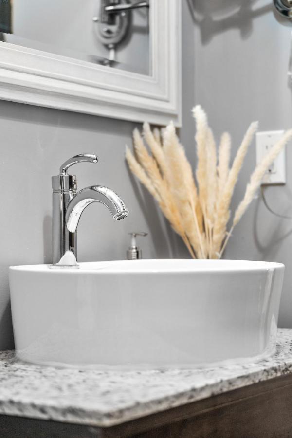 The Mountaineer By Instantsuites Pool & Hottub Canmore Esterno foto